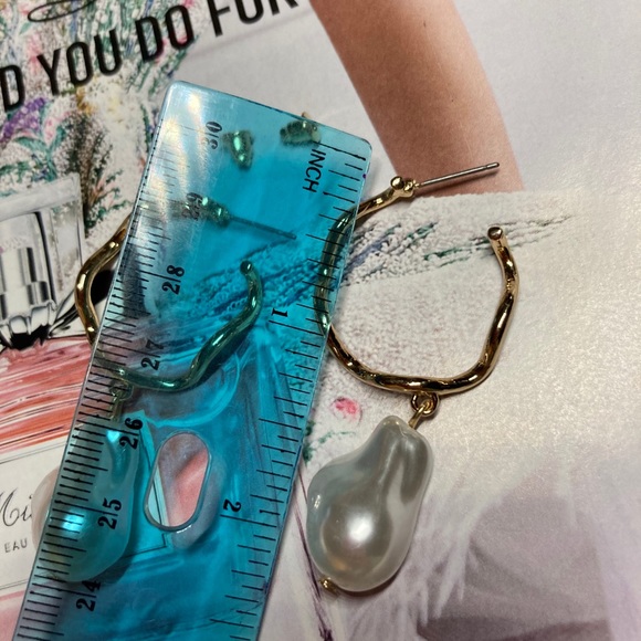 🌟 Big Gold Hoop Pearl Earrings - Picture 5 of 5